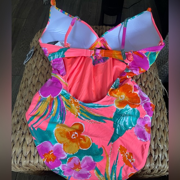 La Blanca Isla Floral Twist Keyhole Push-Up One Piece Swimsuit - Picture 5 of 9